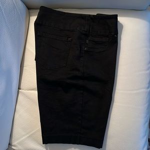 Lee Ladies pull on shorts Black Denim  Excellent Condition Size 16 very comfy.